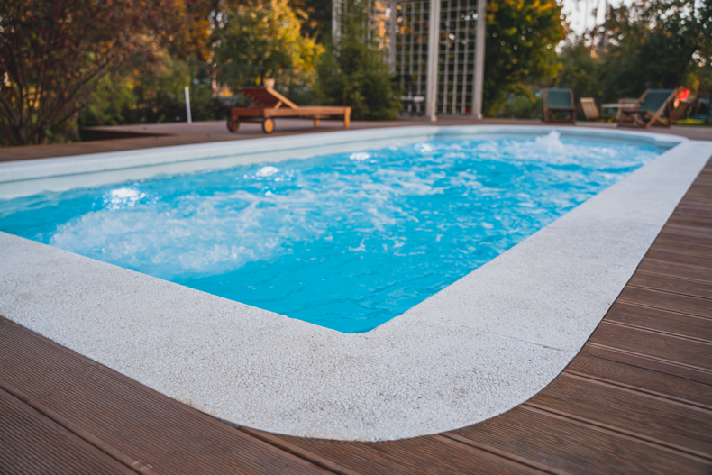 Бордюрный камень: архитектурная завершенность и безопасность вашего бассейна
